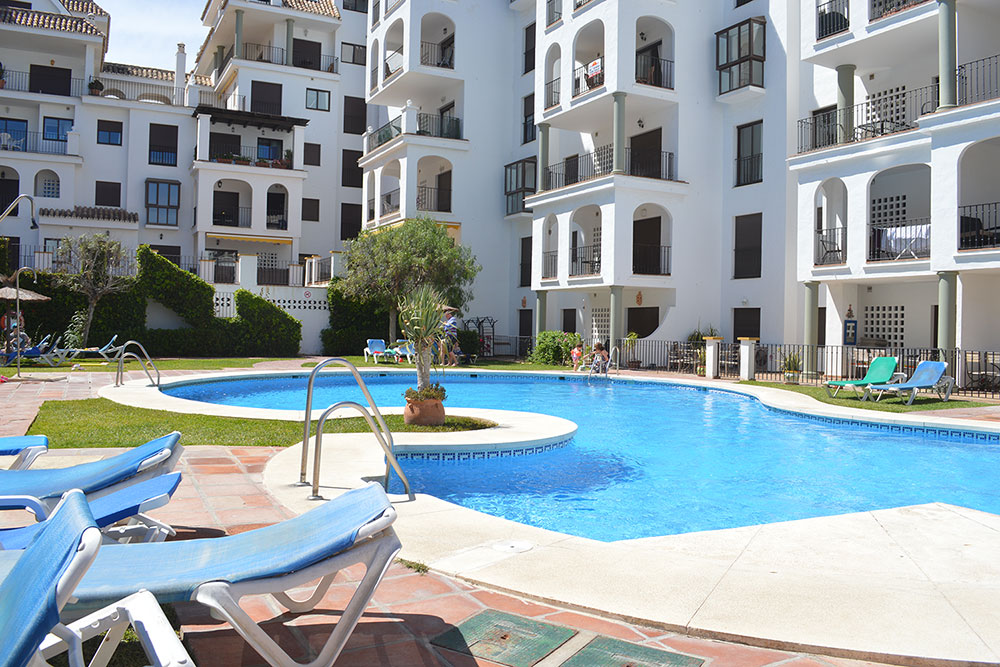 shared pool apartment duquesa