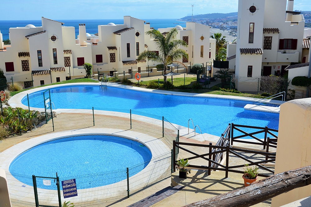 shared pool apartment puerto duquesa