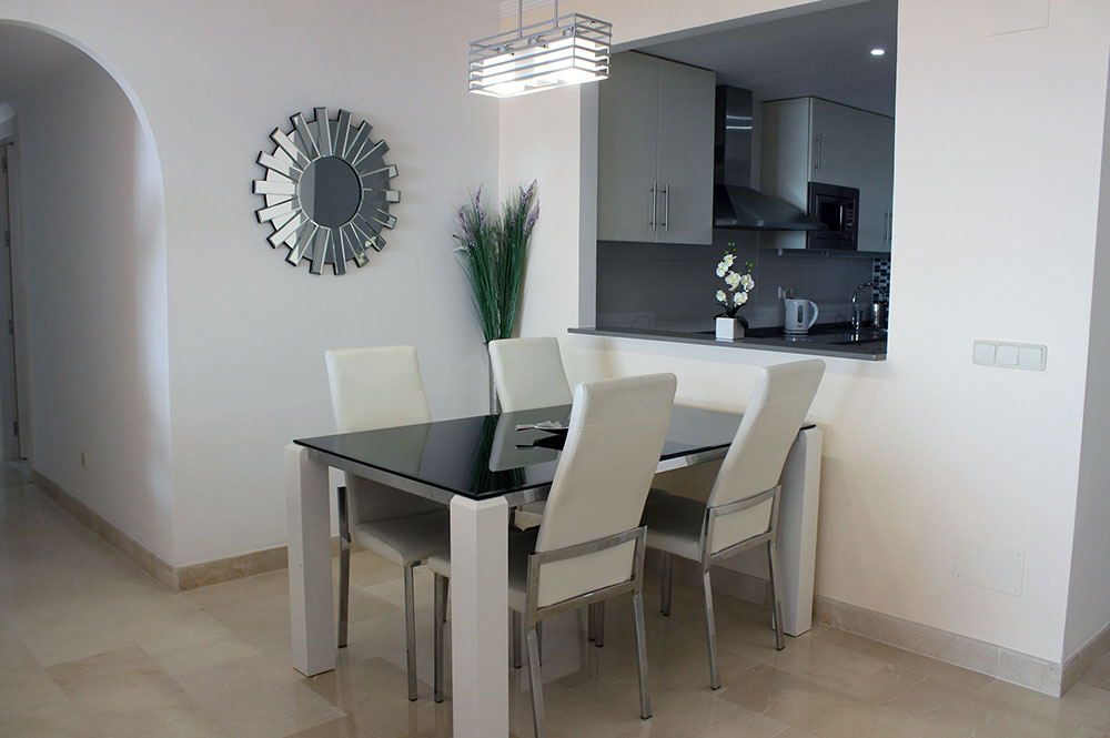 Holiday Duquesa dining area