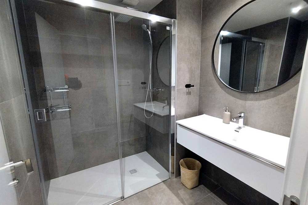 apartment duquesa shower room
