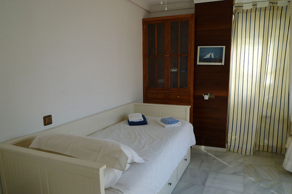 Estepona apartment bedroom pax1 