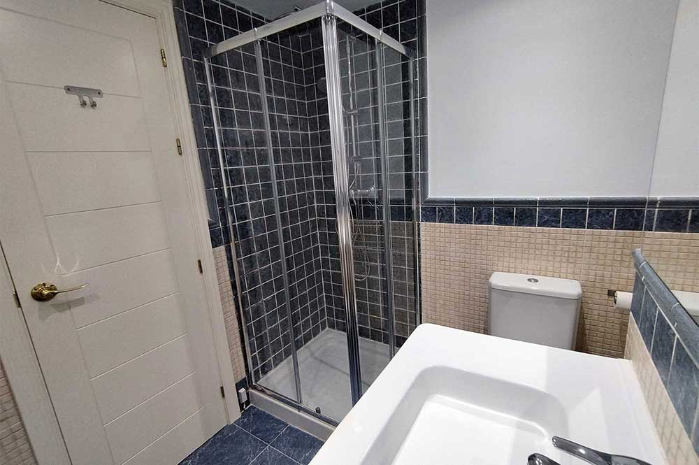 estepona accommodation shower room 