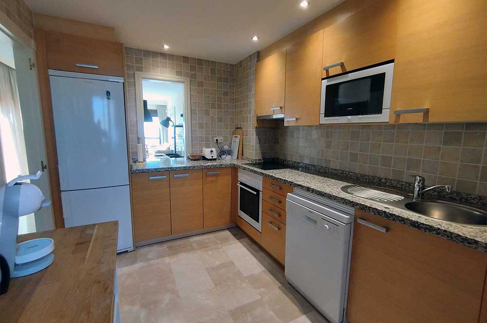 Estepona holiday apartment fully fitted kitchen