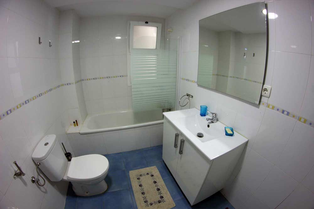 Apartment estepona second bathroom